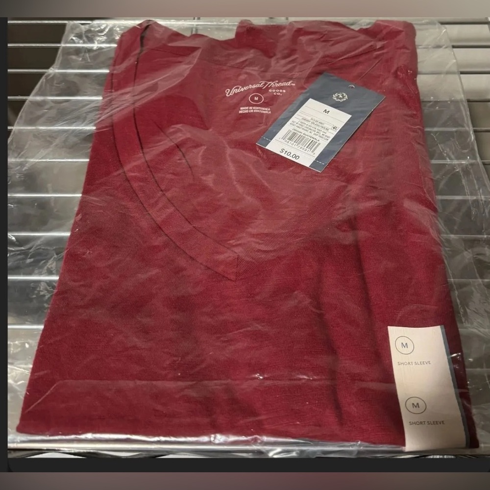 Universal Thread Women's Short Sleeve V-Neck T-Shirt Maroon NEW - Picture 4 of 4